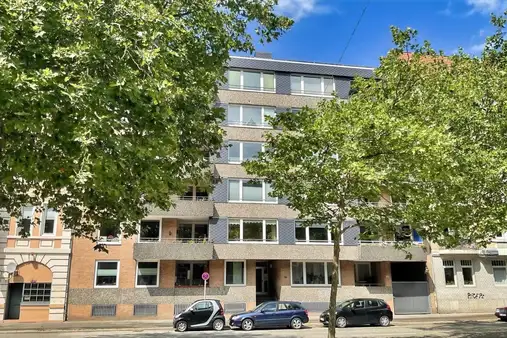 Große 3-Zi.-ETW mit Balkon, Aufzug & TG-Stellpl.