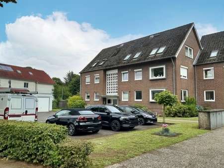 Straßenansicht - Dachgeschosswohnung in 24539 Neumünster mit 70m² kaufen