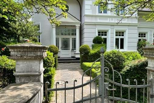 Außenansicht - Einfamilienhaus in 23843 Bad Oldesloe mit 267m² kaufen