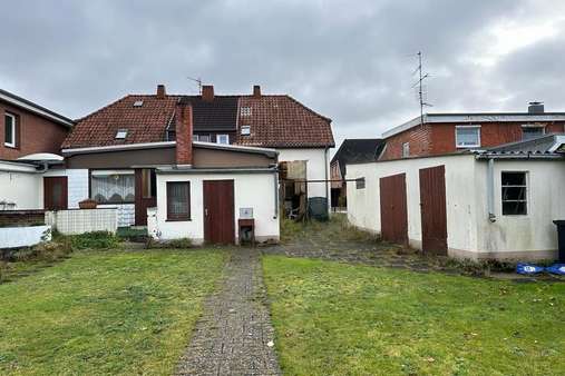 Grundstücksansicht - Zweifamilienhaus in 23611 Bad Schwartau mit 187m² kaufen