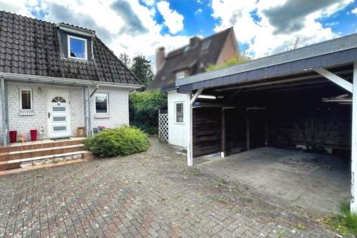Eingang Vorderseite - Doppelhaushälfte in 22395 Hamburg mit 121m² kaufen