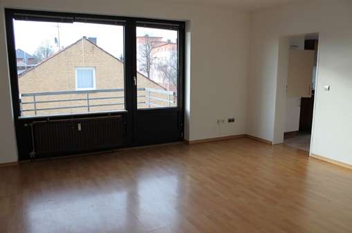Wohnzimmer - Etagenwohnung in 23556 Lübeck mit 63m² mieten