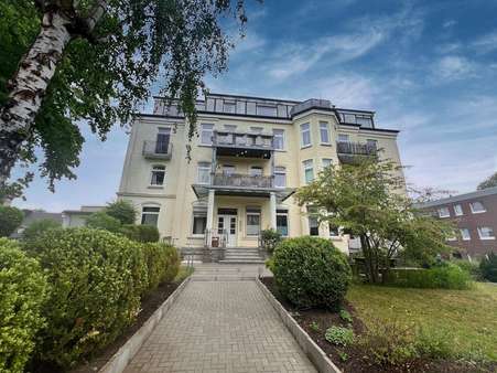 Ansicht Gesamtgebäude - Erdgeschosswohnung in 23714 Malente mit 115m² kaufen