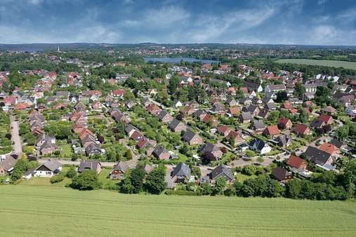 Luftansicht Gebiet Luftansicht Gebiet - Zweifamilienhaus in 23701 Eutin mit 170m² kaufen