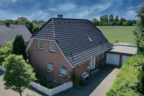 Vorderansicht Vorderansicht - Zweifamilienhaus in 23701 Eutin mit 170m² kaufen