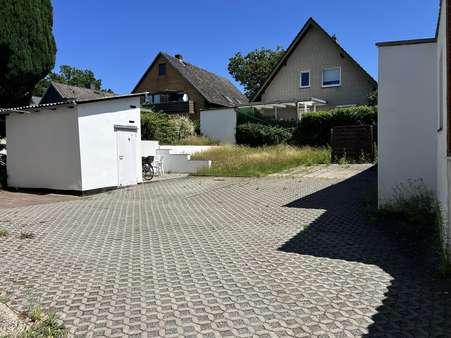 Parkplätze hinter dem Gebäude Parkplätze hinter dem Gebäude - Mehrfamilienhaus in 23611 Bad Schwartau mit 106m² kaufen