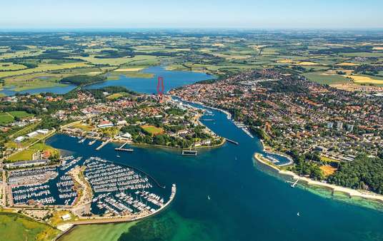 Luftbild Neustadt mit Pfeil Luftbild Neustadt mit Pfeil - Ferienwohnung in 23730 Neustadt mit 47m² kaufen