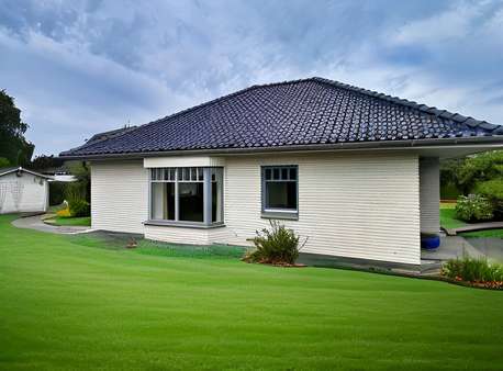 Bungalow Außenansicht Rase mit KI erstellt Bungalow Außenansicht Rase mit KI erstellt - Einfamilienhaus in 23611 Sereetz mit 191m² kaufen