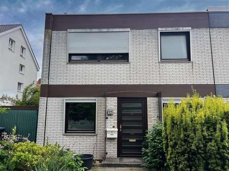 Vorderansicht Vorderansicht - Reihenendhaus in 23554 Lübeck mit 118m² kaufen