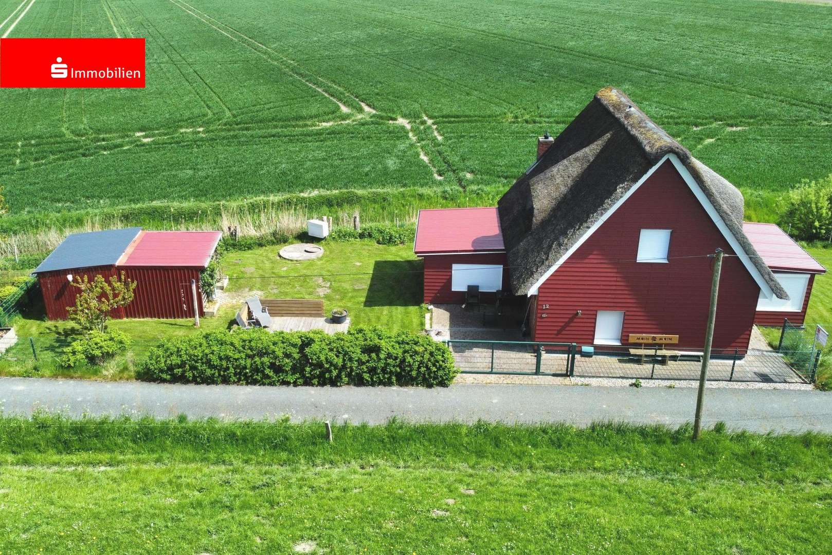 Blick vom Deich auf das Haus - Einfamilienhaus in 25774 Groven mit 114m² kaufen