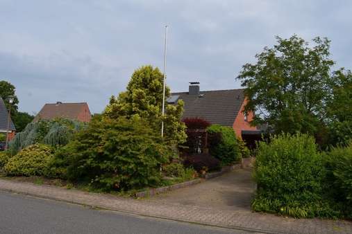 Seitliche Straßenansicht - Einfamilienhaus in 24782 Büdelsdorf mit 137m² kaufen