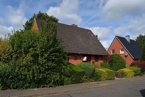 Seitliche Straßenansicht - Einfamilienhaus in 24787 Fockbek mit 99m² kaufen