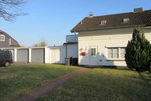 Blick von der Strasse - Doppelhaushälfte in 24768 Rendsburg mit 75m² kaufen