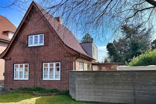 Außenansicht - Zweifamilienhaus in 25746 Heide mit 258m² als Kapitalanlage kaufen