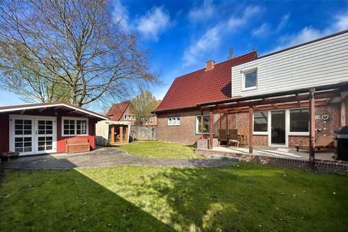 Außenansicht - Zweifamilienhaus in 25746 Heide mit 258m² als Kapitalanlage kaufen