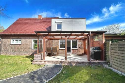Außenansicht - Einfamilienhaus in 25746 Heide mit 258m² als Kapitalanlage kaufen