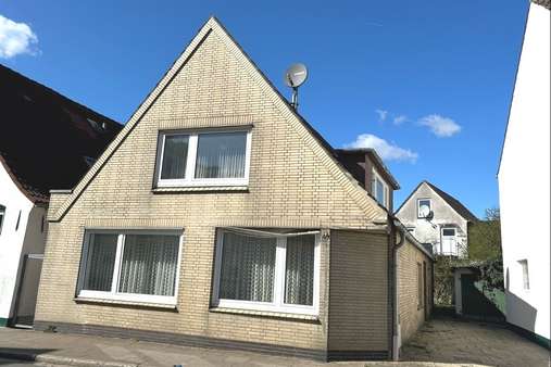 Wohnhaus Wohnhaus - Einfamilienhaus in 25746 Heide mit 109m² kaufen