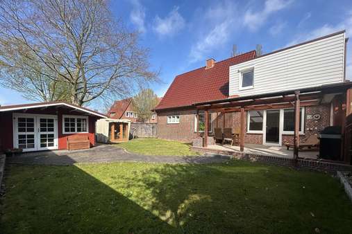 Außenansicht - Zweifamilienhaus in 25746 Heide mit 258m² kaufen