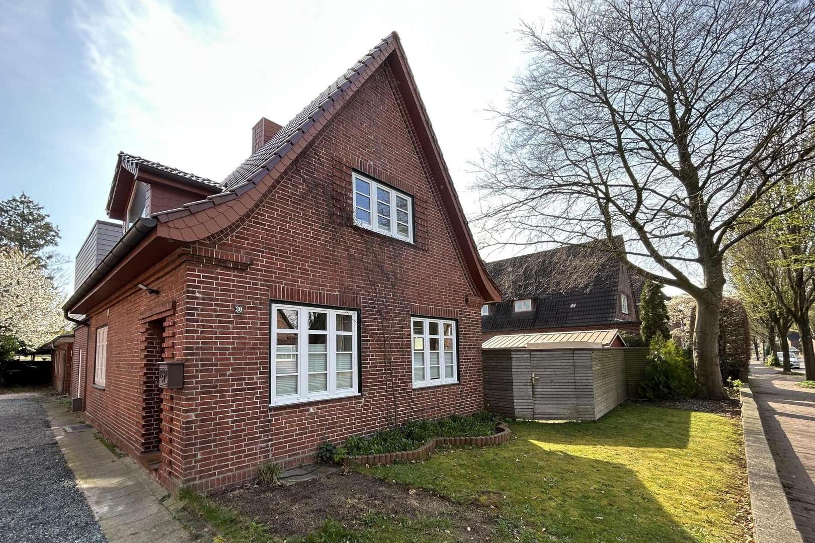 Außenansicht - Zweifamilienhaus in 25746 Heide mit 258m² kaufen