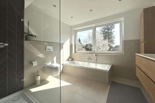Außenansicht - Zweifamilienhaus in 25746 Heide mit 258m² kaufen