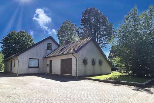 Außenansicht Außenansicht - Einfamilienhaus in 25746 Heide mit 126m² kaufen