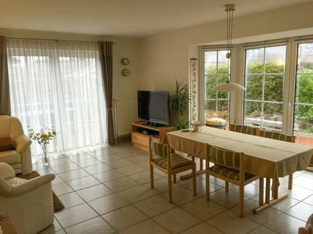 Essbereich im Wohnzimmer - Bungalow in 24941 Flensburg mit 111m² günstig kaufen