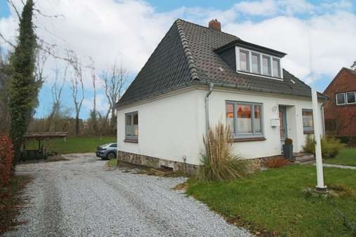 Außenansicht mit Auffahrt - Einfamilienhaus in 24864 Brodersby-Goltoft mit 84m² günstig kaufen