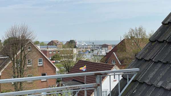 Blick zum Hafen - Dachgeschosswohnung in 25938 Wyk mit 82m² kaufen