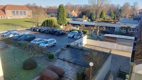 Blick auf den Parkplatz - Etagenwohnung in 24837 Schleswig mit 61m² günstig kaufen