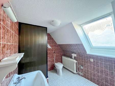 Badezimmer im Dachgeschoss - Zweifamilienhaus in 25836 Garding mit 167m² günstig kaufen