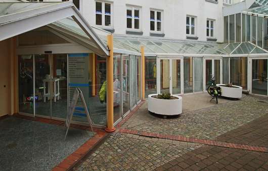Blick aus dem Hof auf die Ladengeschäfte - Wohn- / Geschäftshaus in 24768 Rendsburg mit 482m² als Kapitalanlage günstig kaufen