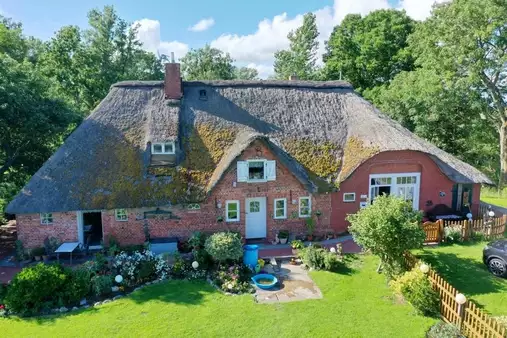 Landschaftstypisches Reetdachanwesen mit sofort verfügbarer Einliegerwohnung auf großem Grundstück 