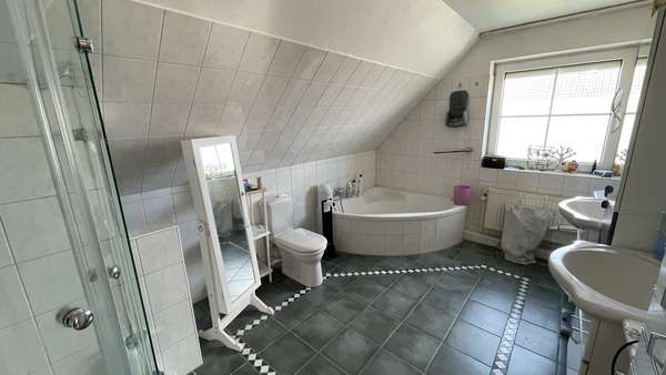 Badezimmer im Dachgeschoss - Einfamilienhaus in 24976 Handewitt mit 148m² günstig kaufen