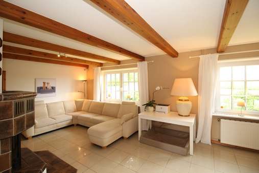 Das Wohnzimmer mit Kaminofen - Resthof in 24867 Dannewerk mit 267m² günstig kaufen