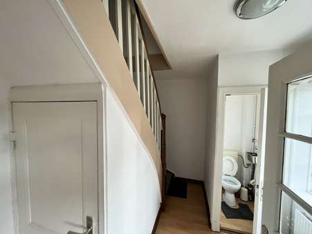 Treppenhaus mit WC Erdgeschoss - Reihenmittelhaus in 24943 Flensburg mit 95m² kaufen