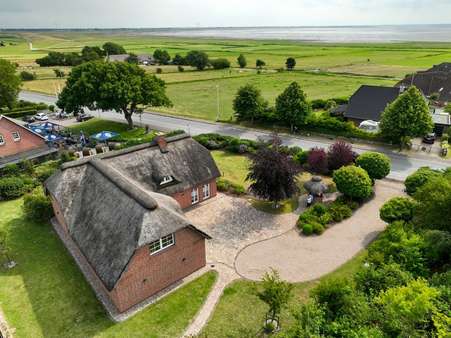Drohnenaufnahme mit Blick auf die Nordsee - Einfamilienhaus in 25813 Husum mit 254m² kaufen