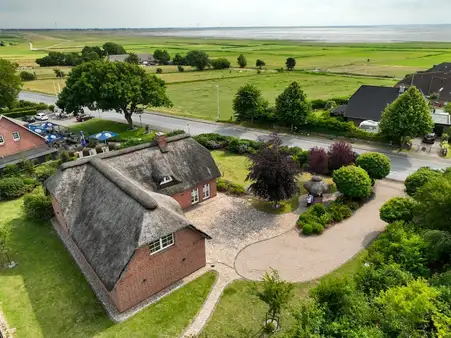 Gepflegtes u. hochwertiges Reetdachanwesen mit Nordseeblick u. vielen landschaftstypischen Details!