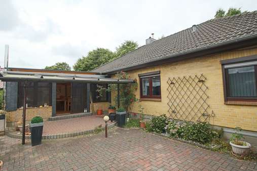 Gartenansicht mit Terrasse - Bungalow in 24852 Langstedt mit 128m² kaufen