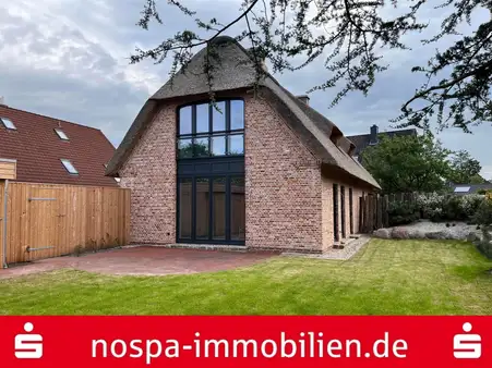 Exklusive Doppelhaushälfte unter Reet mit Terrasse und Carport