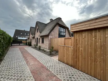 Neubau-Doppelhaushälfte unter Reet mit Terrasse und PKW-Stellplatz