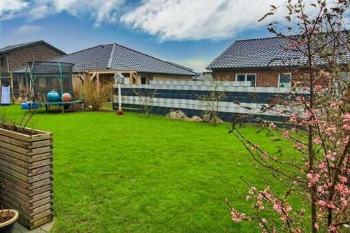 Gartenansicht - Zweifamilienhaus in 24837 Schleswig mit 278m² kaufen