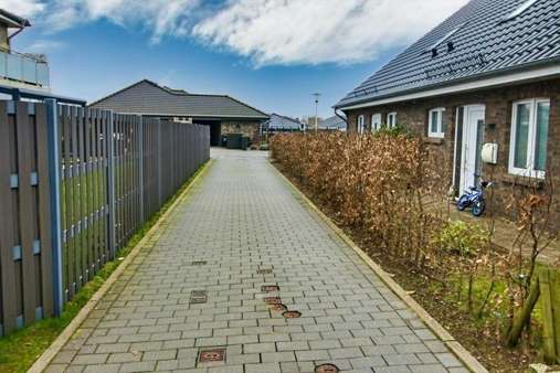 Zuwegung Gemeinschaftsstraße - Doppelhaushälfte in 24837 Schleswig mit 139m² kaufen