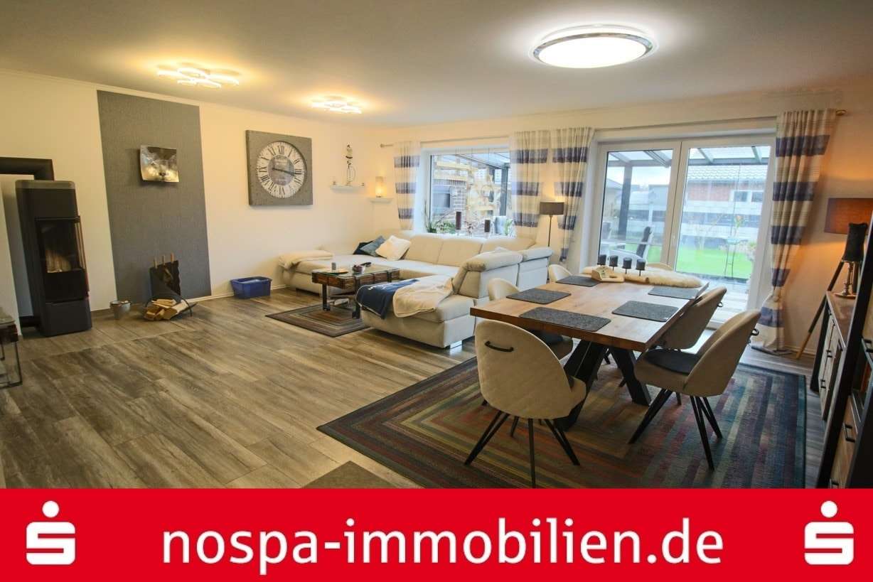 Wohn-/Esszimmer mit Ofen Hausnr. 7 A - Doppelhaushälfte in 24837 Schleswig mit 139m² kaufen