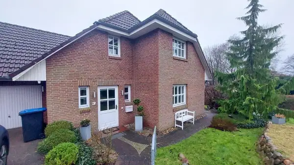 Modern gestaltetes Einfamilienhaus mit bodentiefen Fenstern in zentraler Lage von Eckernförde!