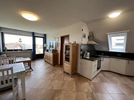Wohnzimmer mit Küche - Etagenwohnung in 25845 Nordstrand mit 48m² kaufen