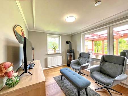 Wohnzimmer - Einfamilienhaus in 25746 Heide mit 100m² kaufen