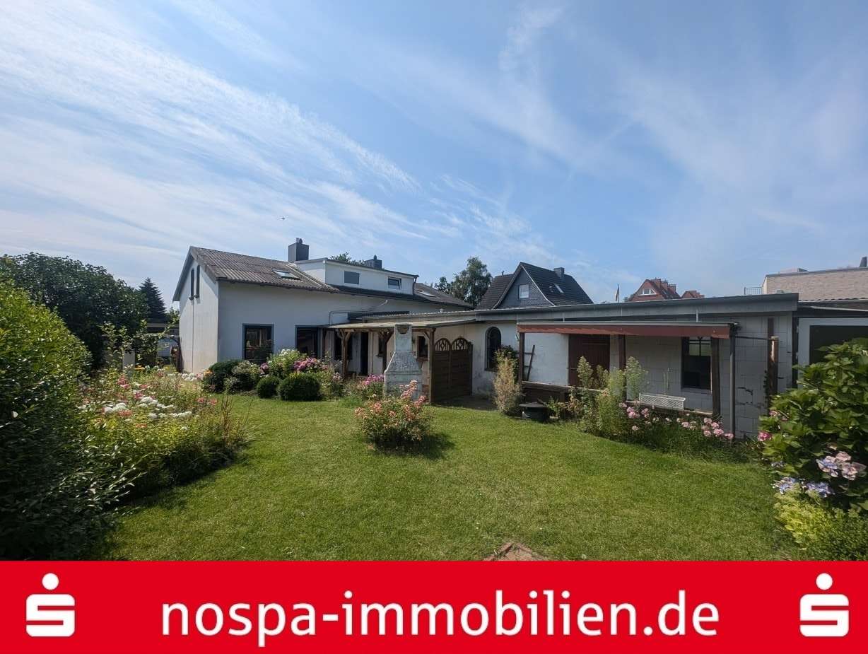 Blick auf die rechte Doppelhaushälfte - Zweifamilienhaus in 24837 Schleswig mit 160m² kaufen