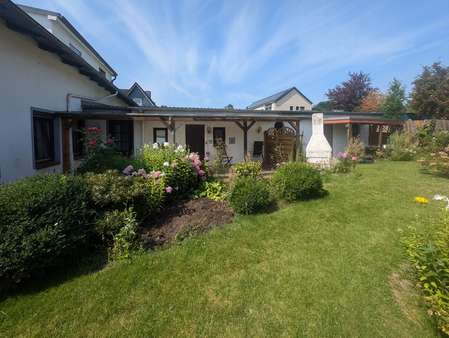 Blick auf die überdachte Terrasse (rechte DHH) - Zweifamilienhaus in 24837 Schleswig mit 160m² kaufen