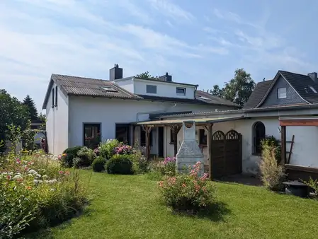 Eine Wohneineit bewohnen, die andere vermieten! Doppelhaus in beliebter Wohnlage von Schleswig!