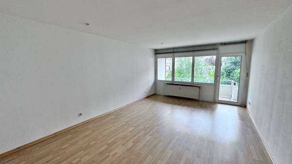 Wohnzimmer mit Zugang zum West-Balkon - Etagenwohnung in 24937 Flensburg mit 77m² kaufen